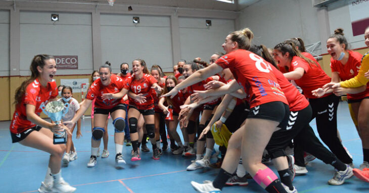 La celebración de las jugadoras granates con la copa de campeón. Foto: CBM