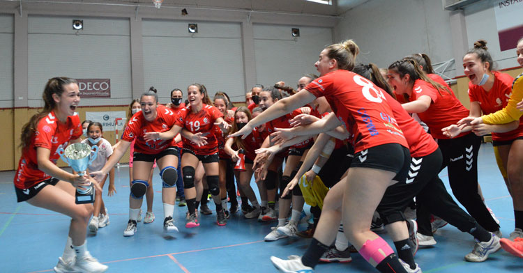 La celebración de las jugadoras granates con la copa de campeón. Foto: CBM