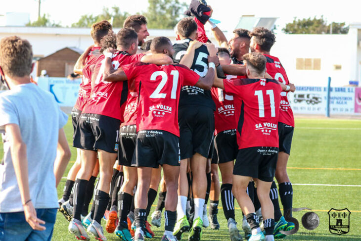 La piña de los jugadores del Formentera tras su ascenso contra el Mallorca B. Foto: SD Formentera