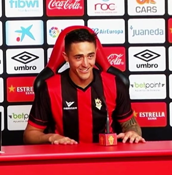 Raíllo celebró su primer ascenso con el Real Mallorca a Primera enfundándose la elástica del Séneca en la sala de prensa balear
