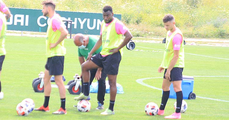 Berto Espeso, junto a un Djak Traoré que seguirá sus pasos, en uno de sus últimos entrenamientos como jugador del Córdoba.