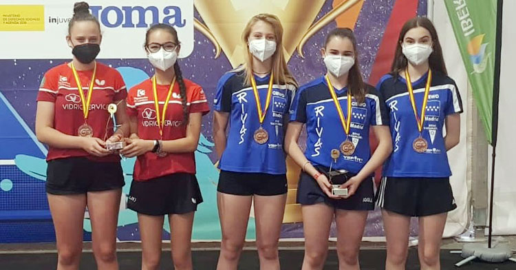 Lucía López y Lorena Gil, a la izquierda, en uno de los podios del campeonato