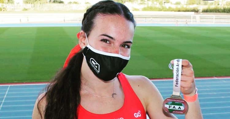 Carmen Avilés mostrando su medalla de oro en el Andaluz Absoluto de Málaga.Carmen Avilés mostrando su medalla de oro en el Andaluz Absoluto de Málaga.