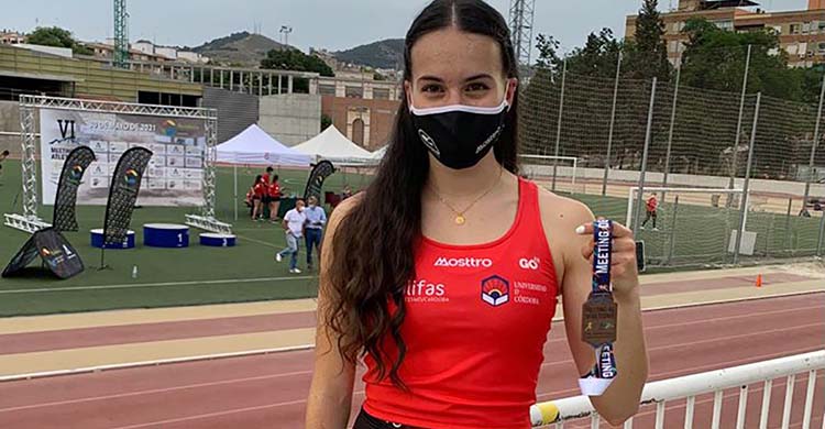 Carmen Avilés muestra la medalla de bronce que logró el pasado fin de semana en Granada, su primer éxito al aire libre de este 2021.