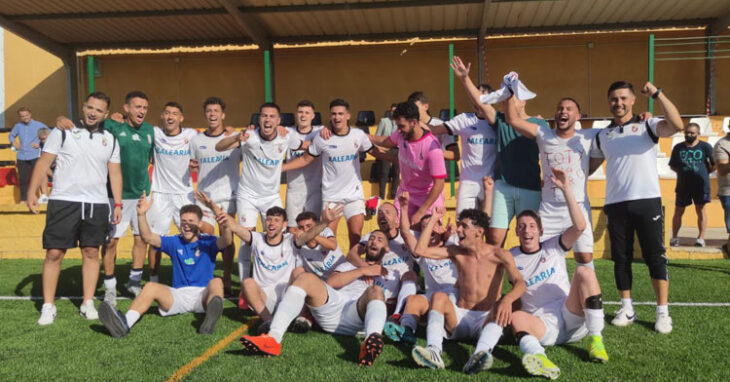 Los jugadores del filial del Ceuta celebrando su ascenso. Foto: AD Ceuta FC