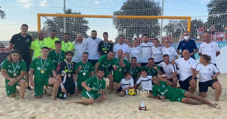 Los componentes de la selección de Córdoba celebrando su título sobre la arena del campo municipal de El Viso.