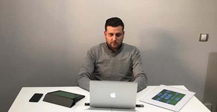 Dani Marín trabajando con sus informes de futbolistas.