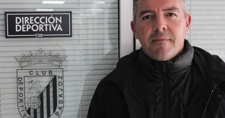 David Vizcaíno posando en su antiguo despacho del CD Badajoz