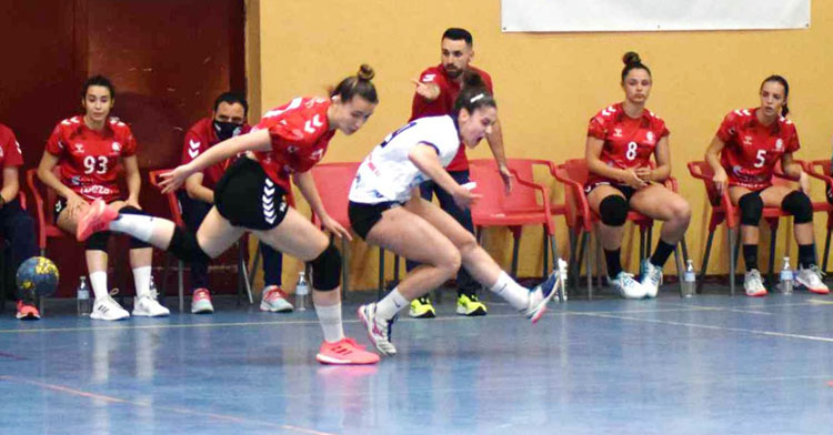 Mario Ortiz dando instrucciones en una jugada del Deza CBM. Foto: Laclasi.es