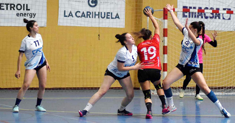 Marta Camacho tratando de penetrar en la defensa de Abaranera. Foto: Laclasi.es