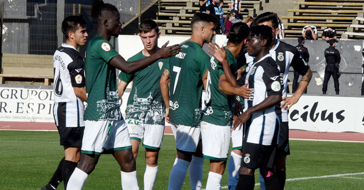 Djetei despidiéndose de los jugadores del Linense, como ahora hace él del Córdoba. Foto: CCF