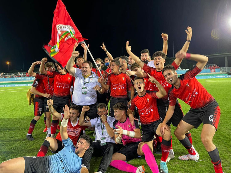 La felicidad del Egabrense con algún aficionado incluido tras el ascenso. Foto: Atalaya TV