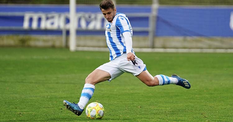 El lateral zurdo Ekaitz Jiménez desplazando el largo el balón jugando con el filial de la Real Sociedad.