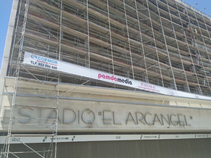 La fachada actual de la preferencia de El Arcángel con el andamiaje que dejó la polémica lona publicitaria.