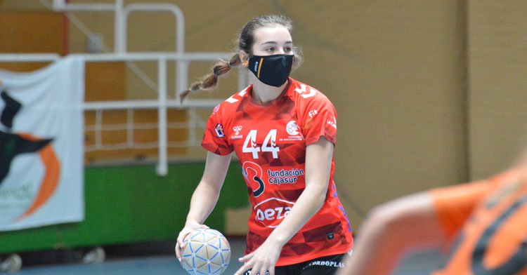 Elena Torres en un partido con la elástica granate. Foto: CBM