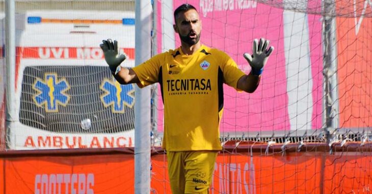 Para la portería. Felipe Ramos pidiendo calma en un partido con el Sanse.