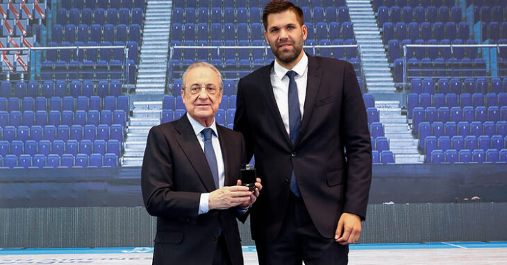 Felipe Reyes junto a Florentino Pérez en el acto de su retirada. Foto: Real Madrid
