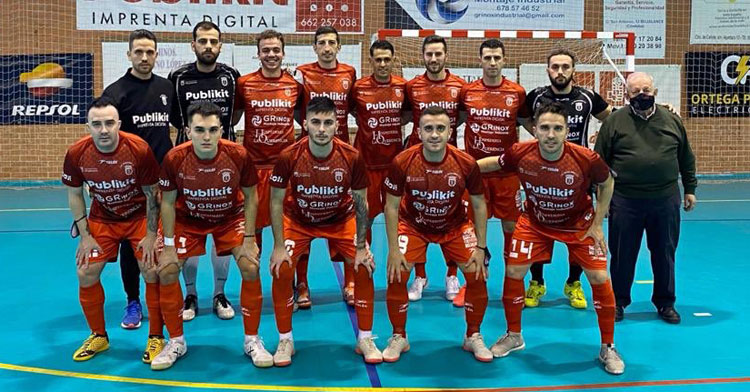 Fermín Hidalgo, arriba a la izquierda, junto a sus jugadores