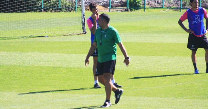 Germán Crespo ante Bernardo Cruz y Manu Farrando en uno de sus últimos entrenamientos.