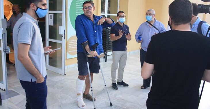 Javier González Calvo aún con sus muletas por la lesión de tobillo que sufrió.