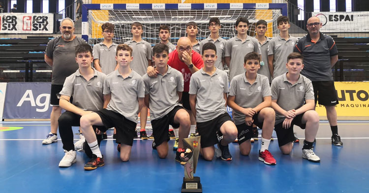 El equipo de Dani del Rosal con su trofeo de cuarto clasificado. Foto: CBM