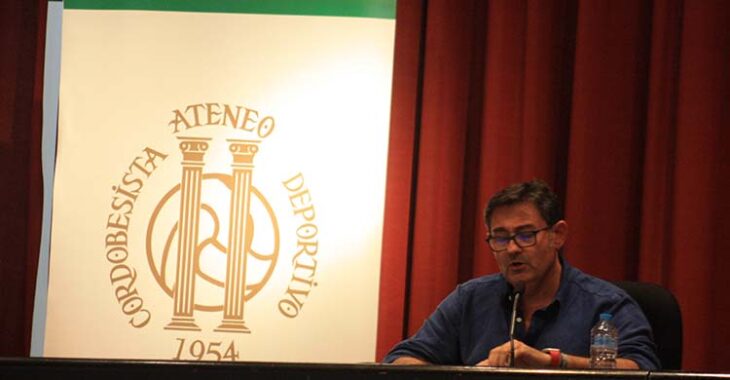 Javier González Calvo durate su intervención en la charla-coloquio del Ateneo Cordobesista 1954.