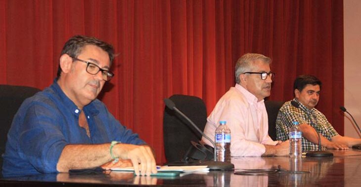 Javier González Calvo junto a Jesús García, presidente del Ateneo, y José García Román.
