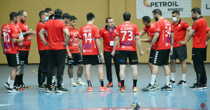 Jesús Escribano hablando a sus chicos en una pausa de un partido. Foto: CBM