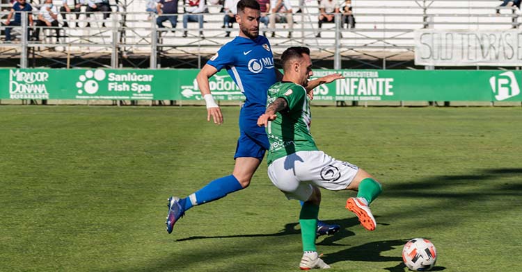 José Cruz encimando a un jugador del Atlético Sanluqueño.