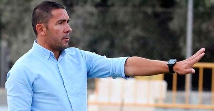 Juan Carlos Gómez dirigiendo la pasada temporada al Vélez al que ascendió a Segunda RFEF.