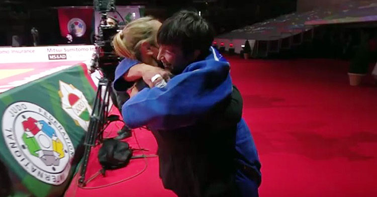 Julia Figueroa se abraza a su entrenadora, Laura, tras ganar el combate por el bronce