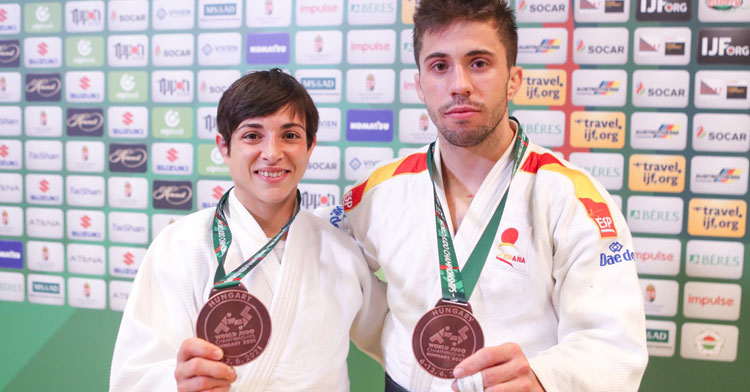 Julia Figueroa posa con su compañero Fran Garrigos, también medalla de bronce mundialista en menos de 60 kg. Foto: Gabi Juan / Hajime Judo