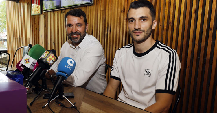 Lolo Urbano antes de su comparecencia de despedida junto al director deportivo José Tirado. Foto: Palma Futsal