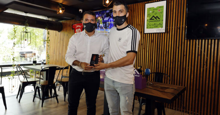 Lolo Urbano recibe en su despedida de manos del director deportivo del club, José Tirado, un reloj como regalo. Foto: Palma Futsal