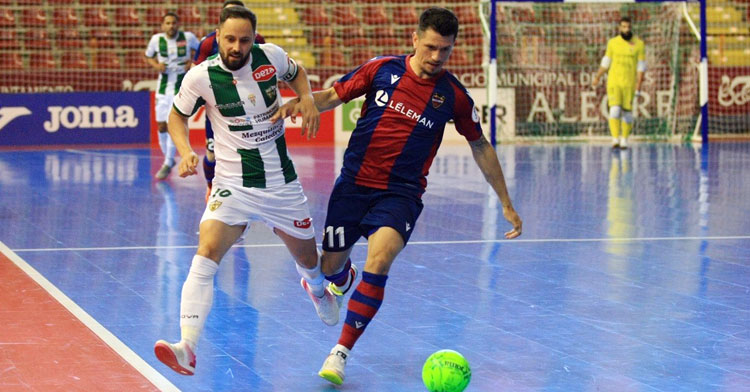 Manu Leal esforzándose en la presión en el duelo frente al Levante. Foto: Córdoba Futsal