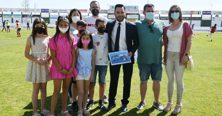 Manuel Fernández en una de las múltiples fotos del día de su despedida. Foto: CD Pozoalbense