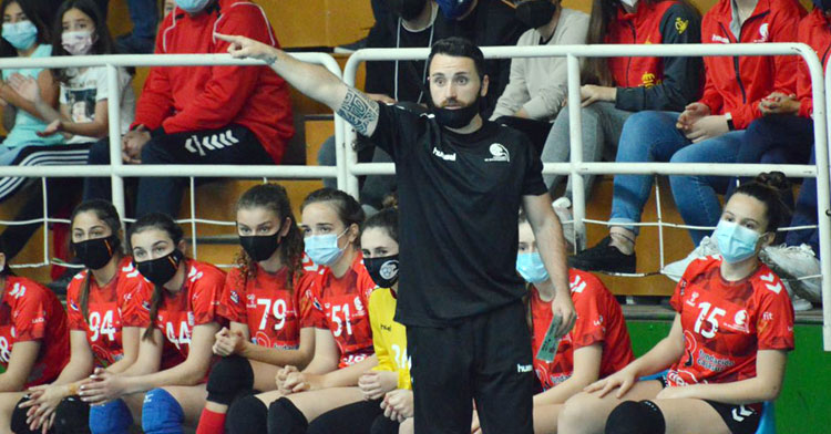 Mario Ortiz hace una indicación en un partido en Fátima. Foto: CBM