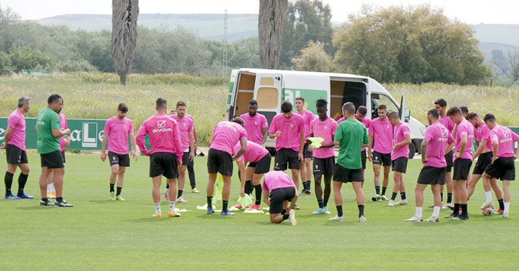 La plantilla del Córdoba 2021-22 se parecerá a la anterior como un huevo a una castaña, como era de esperar. Foto: CCF