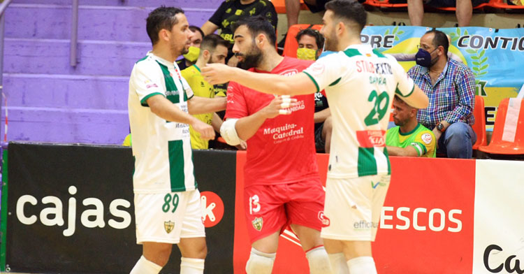 Alfonso Prieto en el último partido de liga en Jaén, entre Caio César y Alberto Saura. Foto: Córdoba Futsal