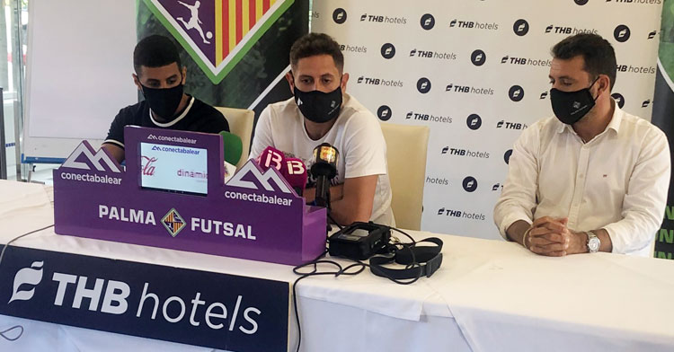Rafa López durante la rueda de prensa junto al director deportivo José Tirado y el también jugador Hamza, que se despide de la entidad balear también. Foto: Palma Futsal