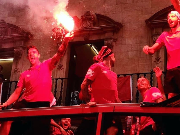 Antonio Raíllo celebrando el ascenso del Real Mallorca con una bengala.