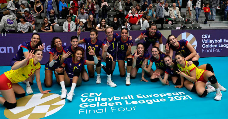 Raquel Montoro, a la derecha con el dorsal 20, posando con la medalla de bronce junto a sus compañeras. Foto: RFEVB