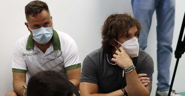 Raúl Cámara y David Ortega durante la rueda de prensa de despedida de Miguel Valenzuela.