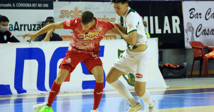 Ricardo encimando a un rival del club al que pertenece, ElPozo Murcia. Foto: Córdoba Futsal