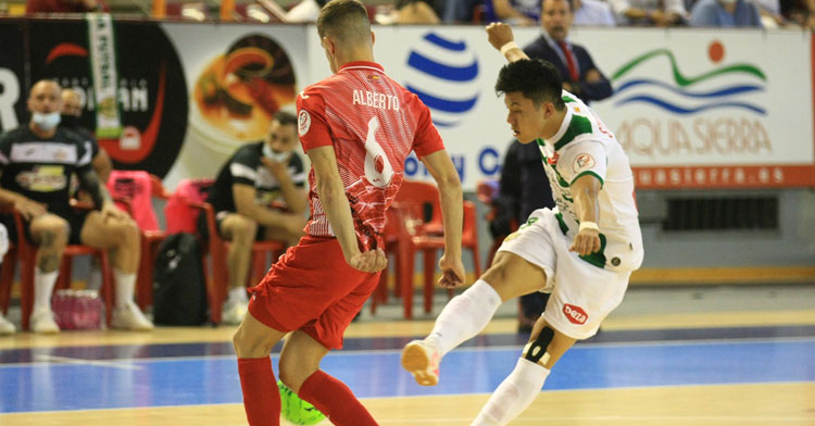 Shimizu disparando a puerta en el partido contra ElPozo. Foto: Córdoba Futsal
