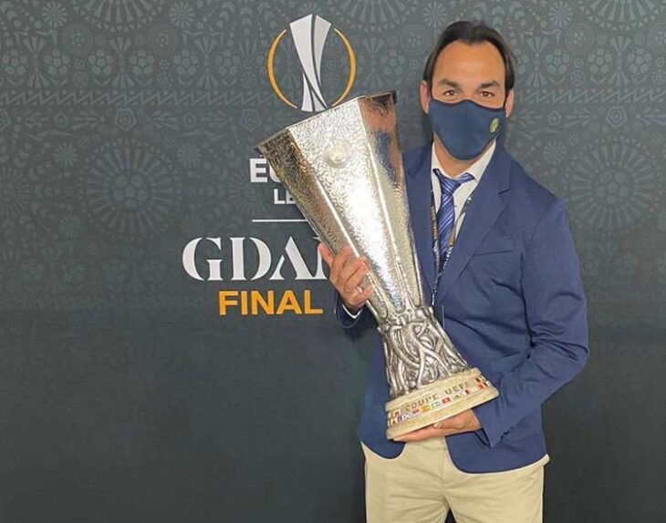 Miguel Tena mostrando el trofeo de la Euorpa League en Polonia.