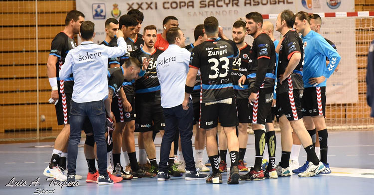 Víctor Montesinos dando órdenes a sus pupilos. Foto: Luis A. Trapero Sport