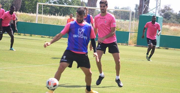 Willy protegiendo el balón ante Bernardo en uno de sus últimos entrenamientos en el Córdoba CF.