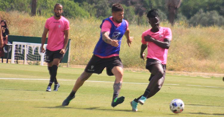 Xavi Molina peleando un balón con Djetei que encontró acomodo en el Albacete hace semanas.