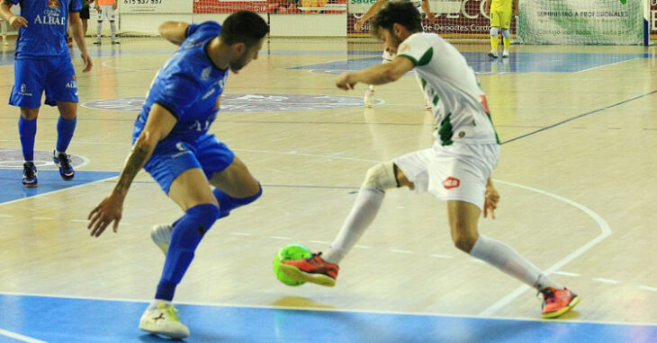 Zequi esquivó la oferta de Valdepeñas para seguir como blanquiverde. Foto: Córdoba Futsal